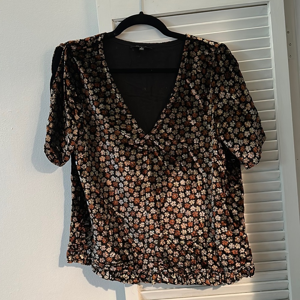 Madewell velvet top with cute sleeve detail